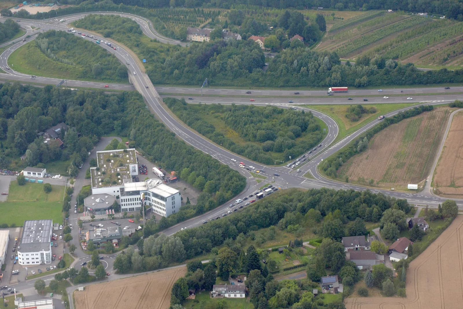 Luftbild der A46-Anschlussstelle Haan-Ost mit Gewerbegebäuden