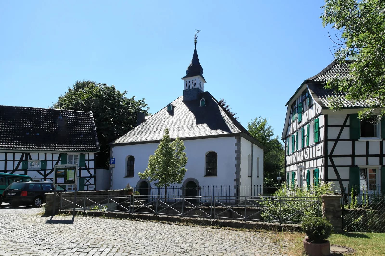 Fachwerkhäuser und evangelische Kirche im historischen Gruiten-Dorf in Haan